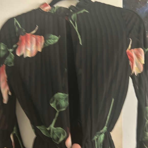 Lulu’s Floral Romper - Picture 4 of 5